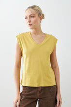 Load image into Gallery viewer, REMERA CON BOTONES EN HOMBROS