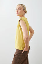 Load image into Gallery viewer, REMERA CON BOTONES EN HOMBROS