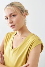 Load image into Gallery viewer, REMERA CON BOTONES EN HOMBROS