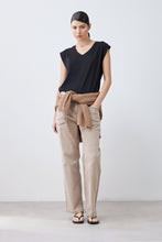 Load image into Gallery viewer, REMERA CON BOTONES EN HOMBROS