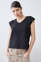 Load image into Gallery viewer, REMERA CON BOTONES EN HOMBROS