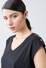 Load image into Gallery viewer, REMERA CON BOTONES EN HOMBROS