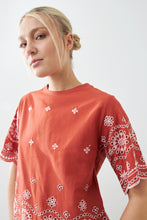 Load image into Gallery viewer, Remera con broderie