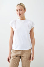 Load image into Gallery viewer, Remera con broderie y vainillas
