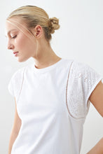 Load image into Gallery viewer, Remera con broderie y vainillas