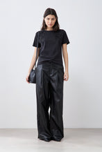 Load image into Gallery viewer, REMERA CON APLIQUES BORDADOS