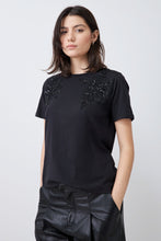 Load image into Gallery viewer, REMERA CON APLIQUES BORDADOS