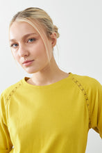 Load image into Gallery viewer, REMERA MANGA RAGLAN CON VAINILLAS