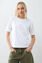 Load image into Gallery viewer, REMERA MANGA RAGLAN CON VAINILLAS