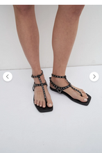 Load image into Gallery viewer, SANDALIA CON TACHAS