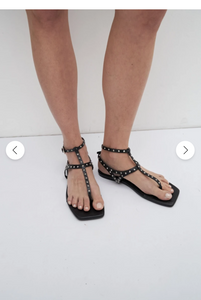 SANDALIA CON TACHAS