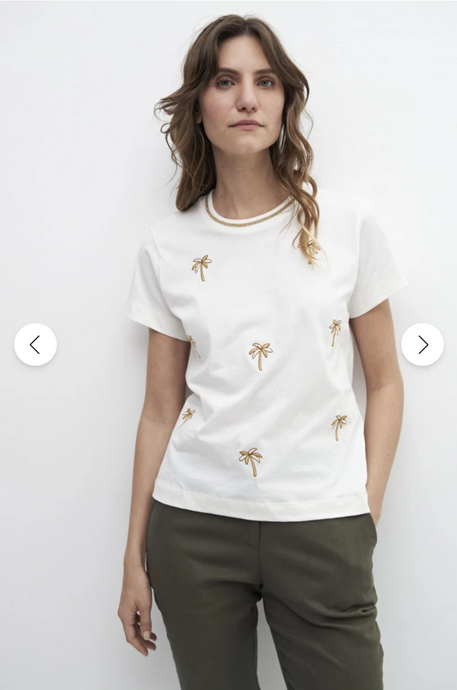 REMERA CON BORDADOS