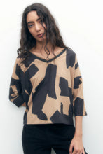 Load image into Gallery viewer, BLUSA CON FRENTE ESTAMPADO