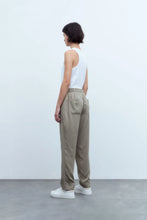 Load image into Gallery viewer, PANTALON DE LYOCELL VERDE OLIVA