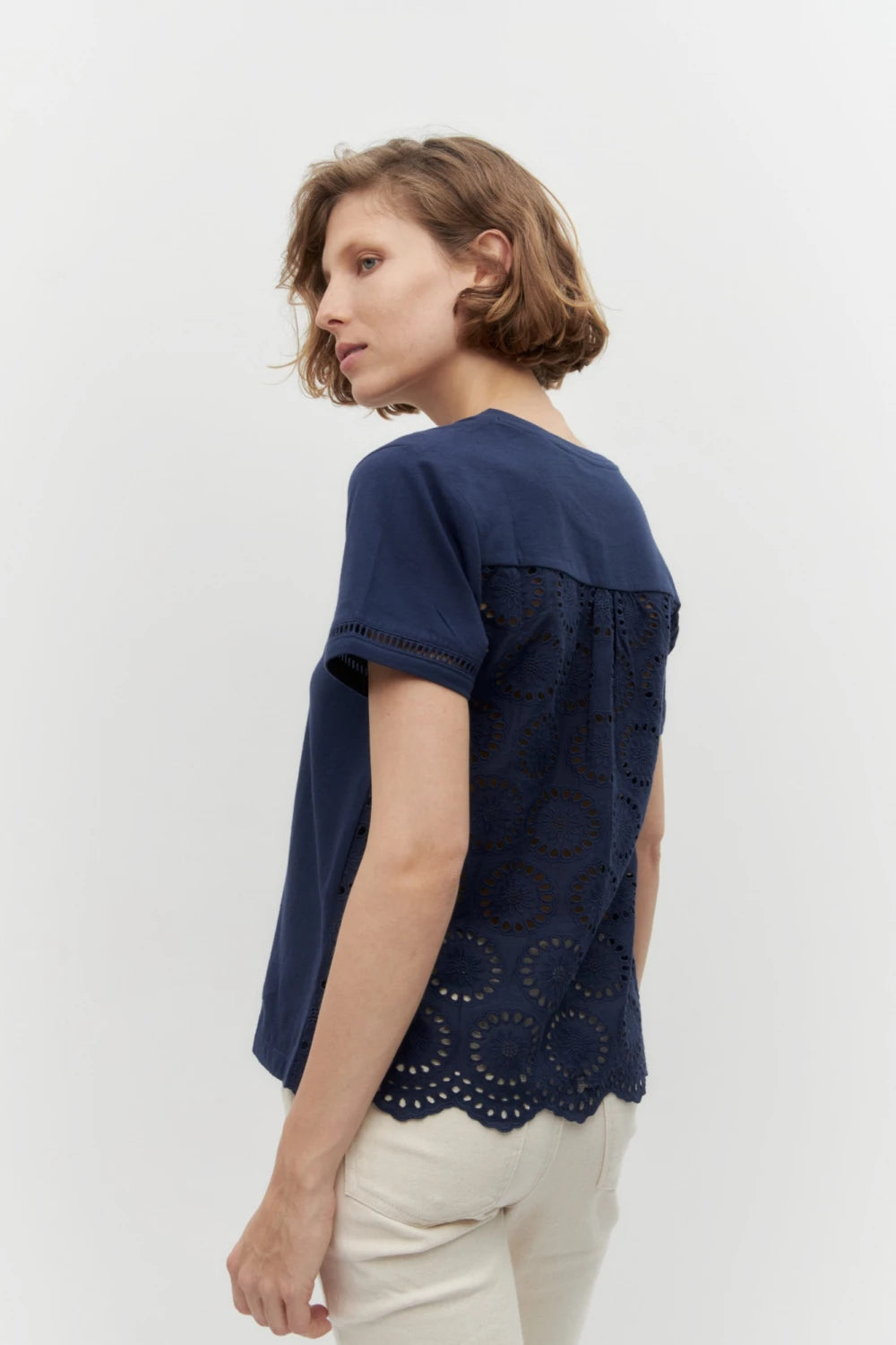 REMERA ESCOTE BASE CON BRODERIE EN LA ESPALDA  - AZUL MARINO