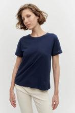 Load image into Gallery viewer, REMERA ESCOTE BASE CON BRODERIE EN LA ESPALDA  - AZUL MARINO