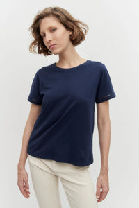 REMERA ESCOTE BASE CON BRODERIE EN LA ESPALDA  - AZUL MARINO