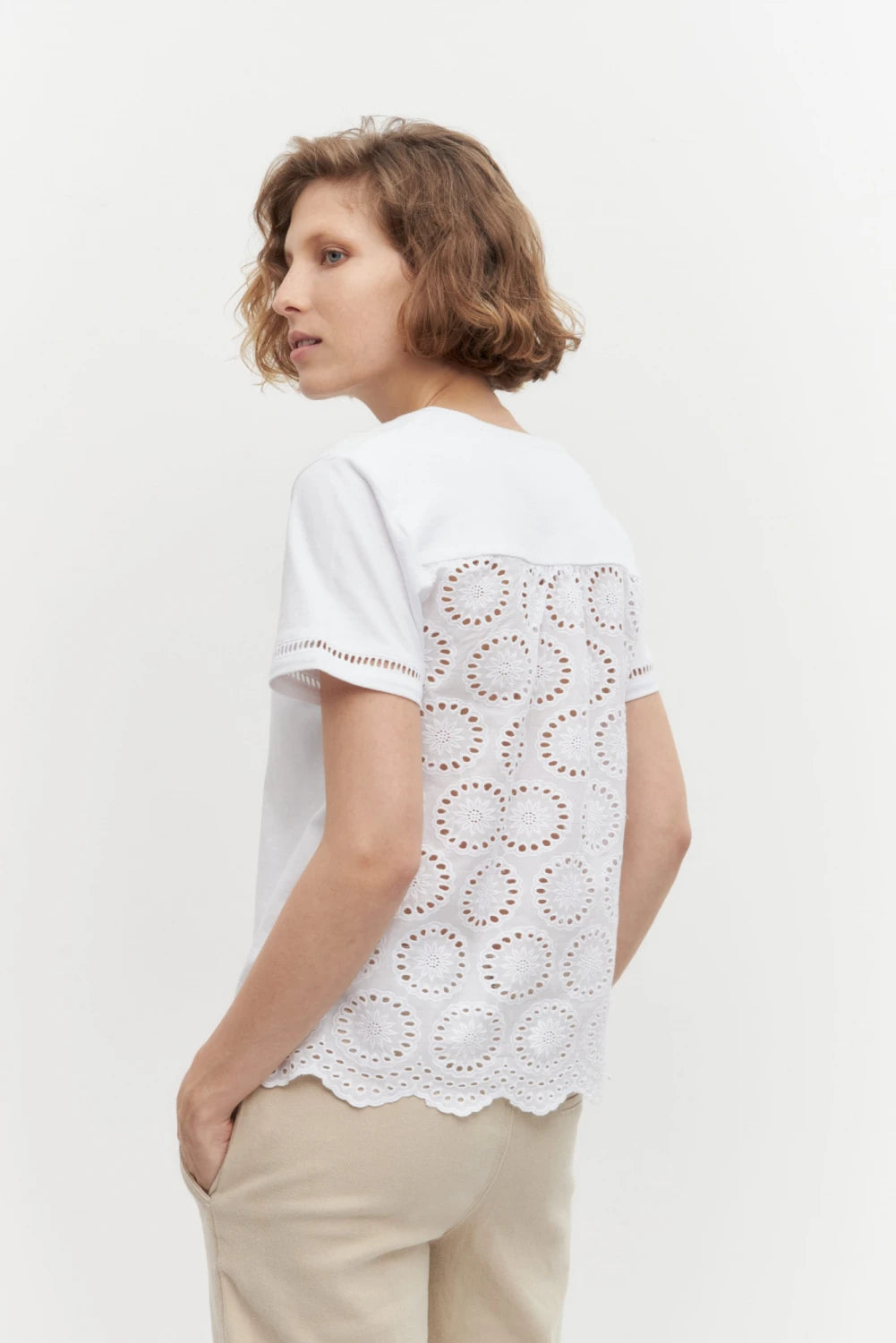 REMERA ESCOTE BASE CON BARCODERIE EN LA ESPALDA  - BLANCO