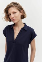 Load image into Gallery viewer, REMERA ESCOTE V CON CUELLO CAMISERO