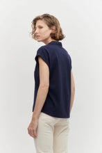 Load image into Gallery viewer, REMERA ESCOTE V CON CUELLO CAMISERO