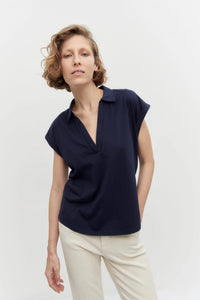 REMERA ESCOTE V CON CUELLO CAMISERO