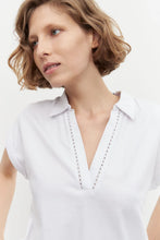 Load image into Gallery viewer, REMERA ESCOTE V CON CUELLO CAMISERO