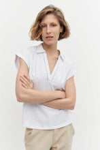 Load image into Gallery viewer, REMERA ESCOTE V CON CUELLO CAMISERO